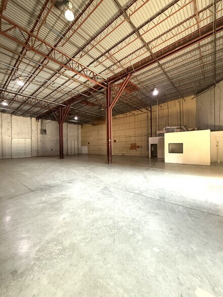 More Photos Of 5813 Distribution, San Antonio Warehouse For Lease