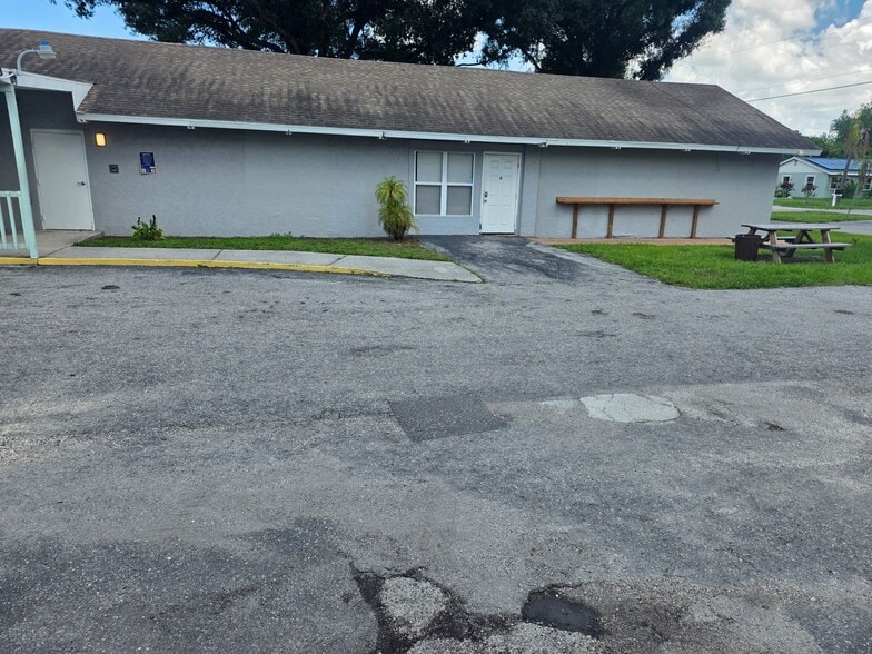 More Photos Of 2001 9th St, Bradenton Freestanding For Lease