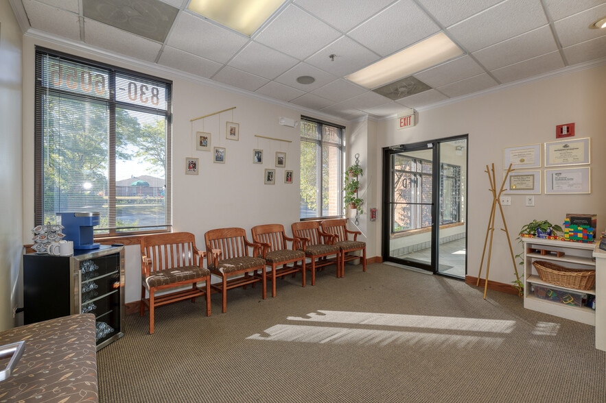 More Photos Of 1048-1054 Norwood Ln, Bartlett Office For Sale