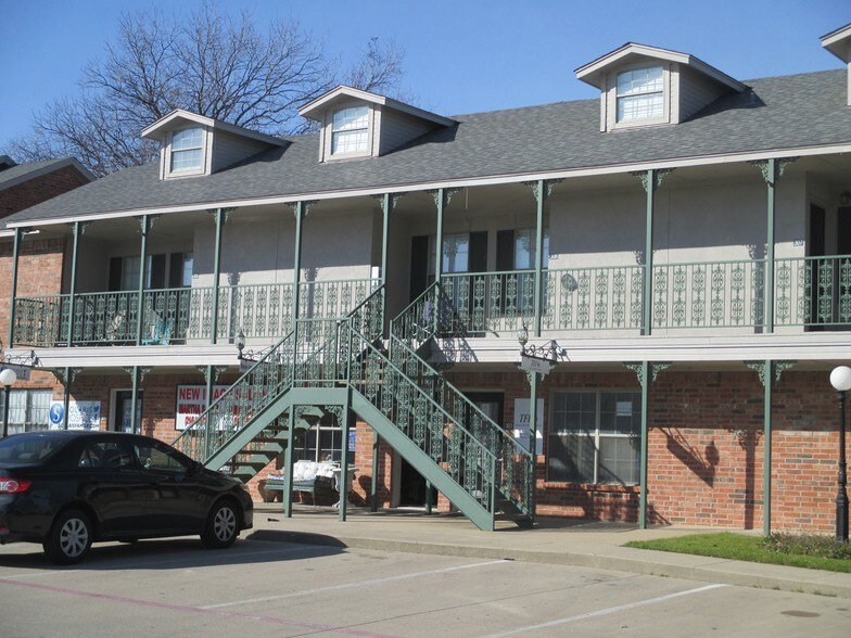 Primary Photo Of 405 S Elm St, Denton Apartments For Sale