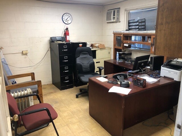 More Photos Of 140 W 3rd St, Washington Service For Lease