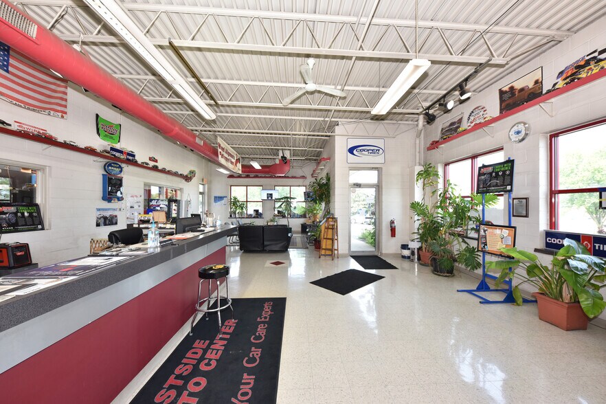 More Photos Of 820 W Sumner St, Hartford Auto Repair For Sale