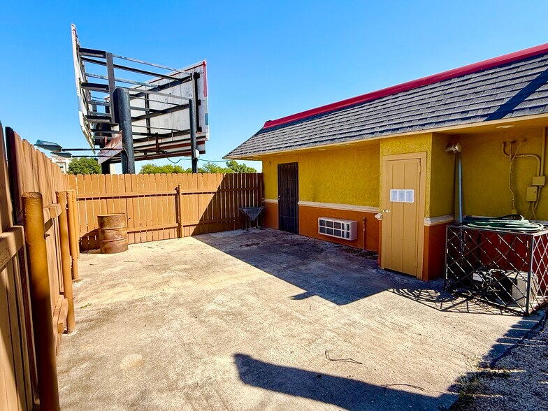 More Photos Of 903 15th St, Ozona General Retail For Sale