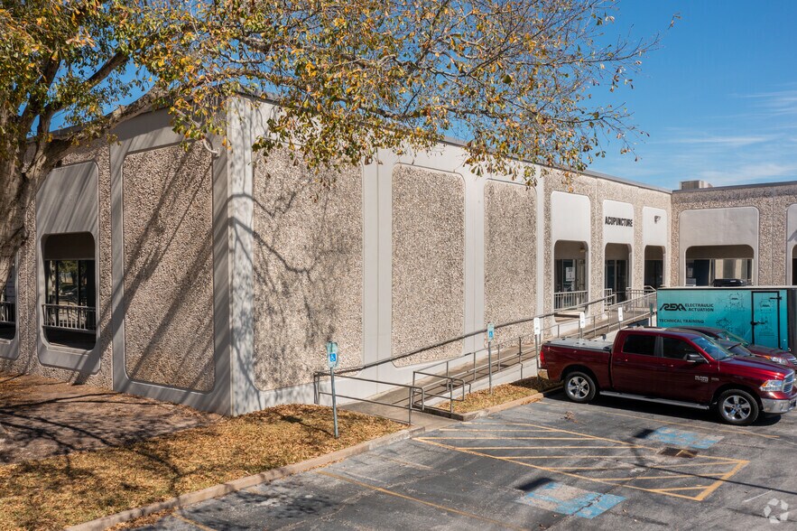 More Photos Of 16820 Barker Springs Rd, Houston Unknown For Lease