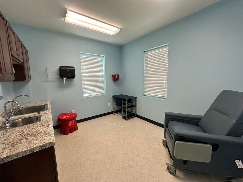 More Photos Of 200 W College Ave, Devine Medical For Lease