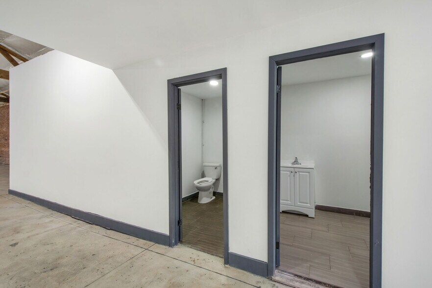 More Photos Of 236 W 18th St, Los Angeles Warehouse For Lease