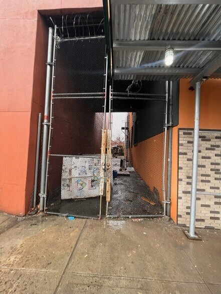 More Photos Of 1157 E 156th St, Bronx Warehouse For Lease