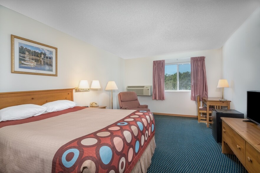 More Photos Of 726 S Lake Ave, Phillips Hotel For Sale