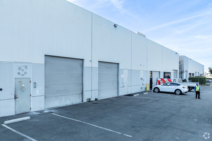 More Photos Of 1451 Edinger Ave, Tustin Showroom For Lease