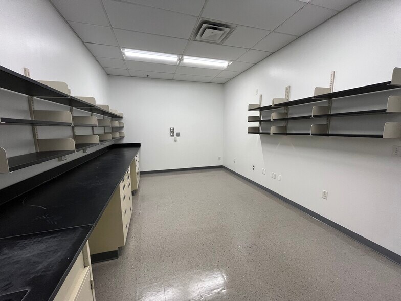 More Photos Of 10 Roessler Rd, Woburn Research And Development For Lease