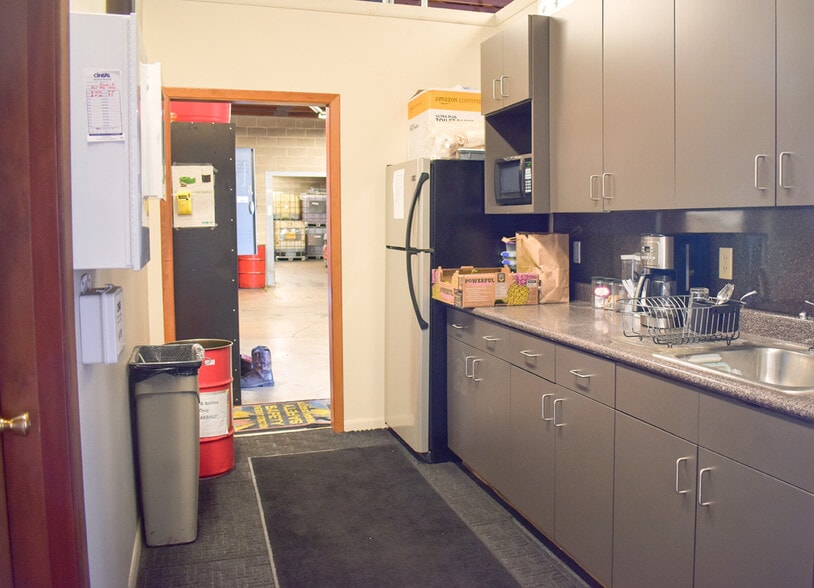 More Photos Of 2727 NW St Helens Rd, Portland Manufacturing For Lease