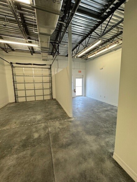 More Photos Of 7361 International Pl, Sarasota Showroom For Lease
