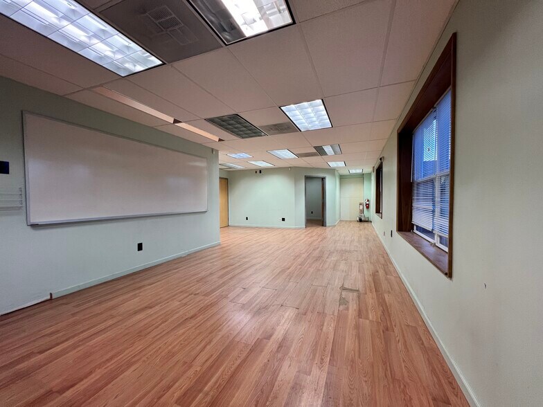 More Photos Of 299 Ridgedale Ave, East Hanover Warehouse For Lease