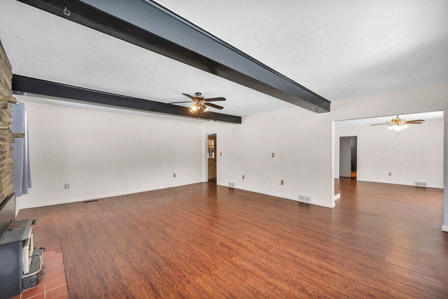 More Photos Of 4085 Herner County Line Rd, Southington Showroom For Sale