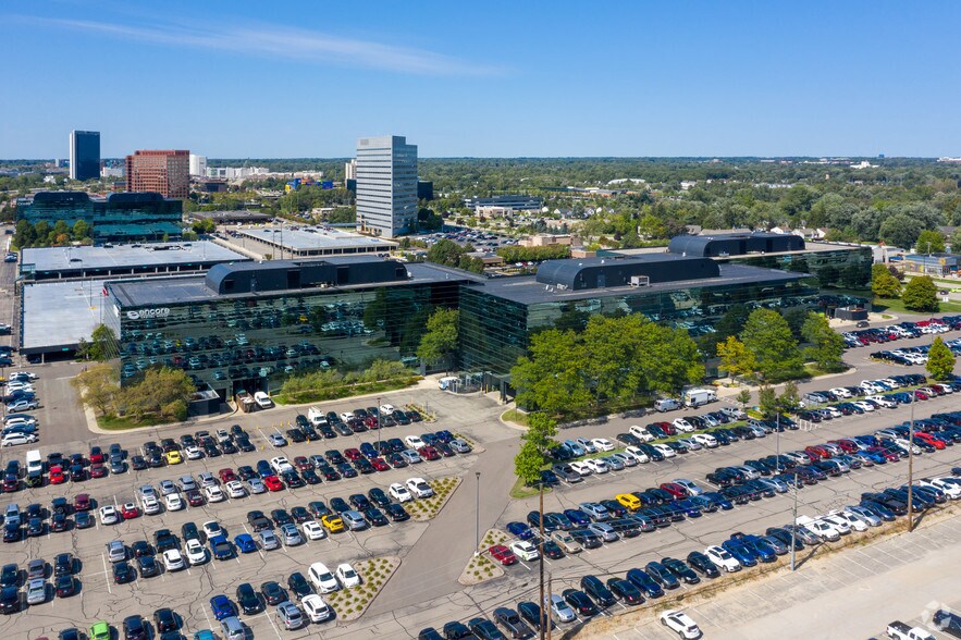 More Photos Of 300 E Big Beaver Rd, Troy Office For Lease