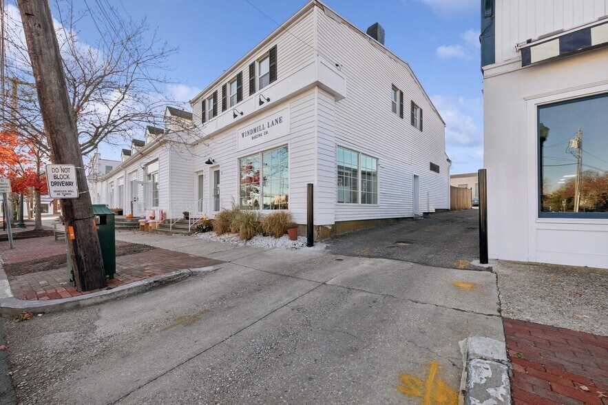 More Photos Of 1 Windmill Ln, Southampton Storefront Retail Office For Lease