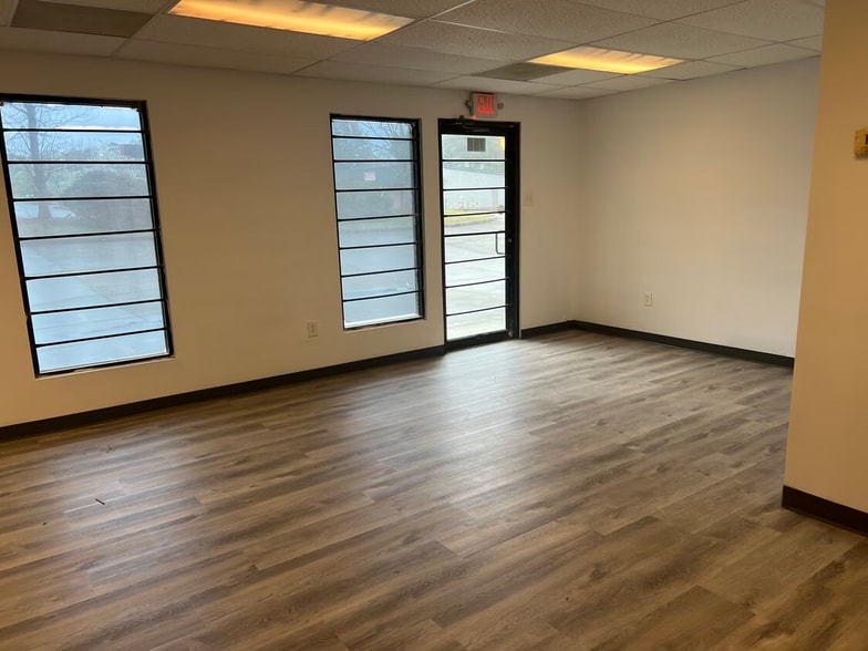 More Photos Of 750-758 Veterans Pky, Jonesboro Showroom For Lease