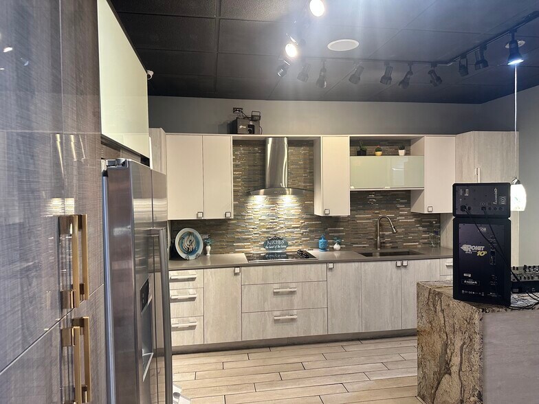 More Photos Of 1401 Busse Rd, Elk Grove Village Showroom For Lease