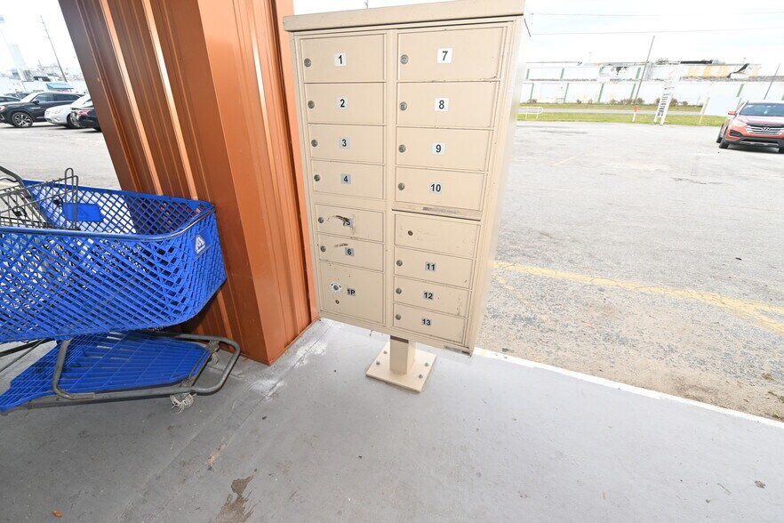 More Photos Of 749 S Central Ave, Umatilla Storefront For Sale