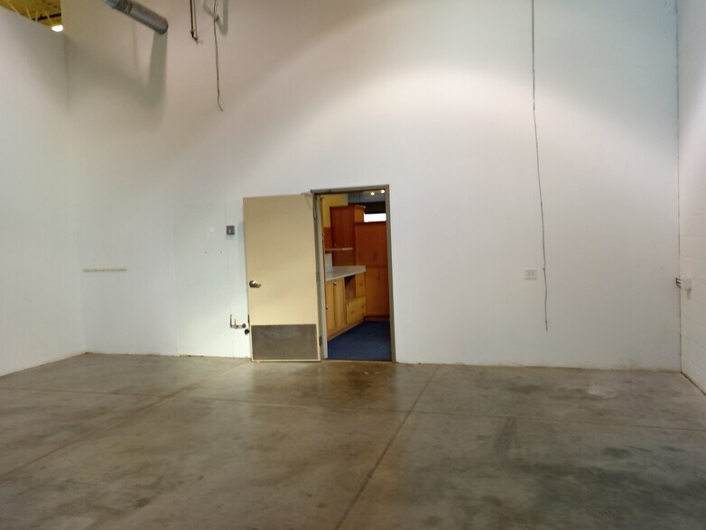 More Photos Of 12510 Fletcher Ln, Rogers Light Manufacturing For Lease