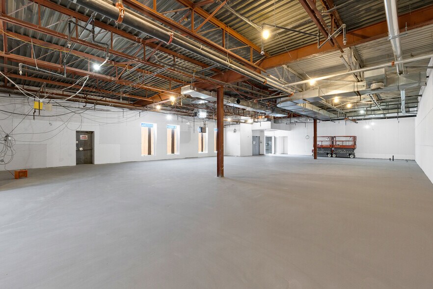 More Photos Of 3545 Boul Dagenais O, Laval Freestanding For Lease