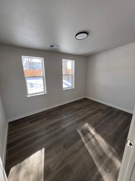 More Photos Of 2322/2326 North Lincoln Ave, Loveland Industrial For Sale