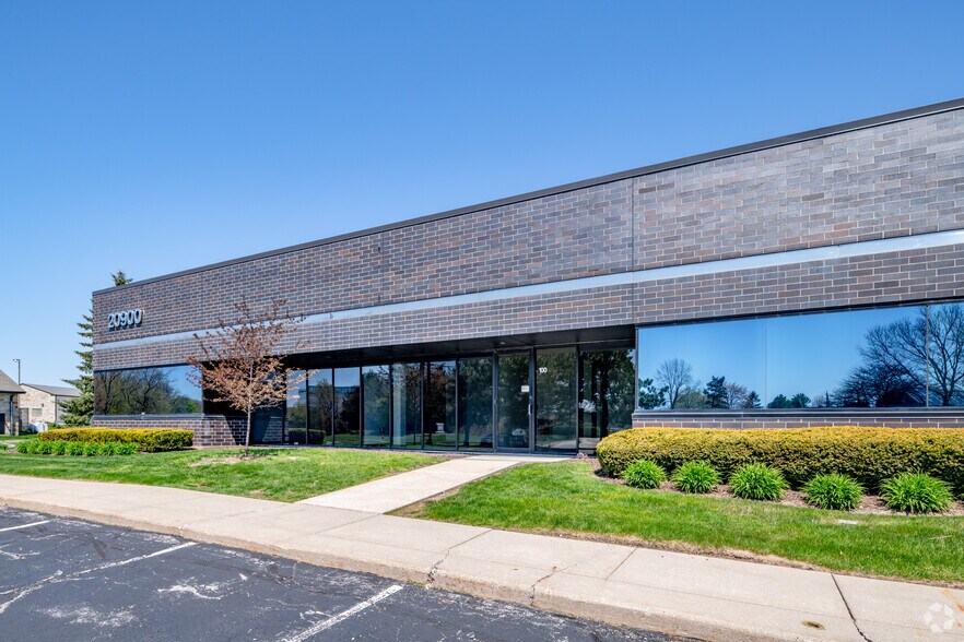 More Photos Of 20900 Swenson Dr, Waukesha Office For Sale