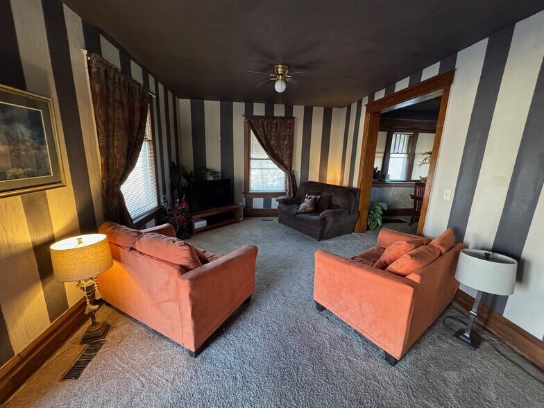 More Photos Of 1009 SW Huntoon St, Topeka Specialty For Sale