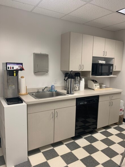 More Photos Of 2763 Manitowoc Rd, Green Bay Office For Lease