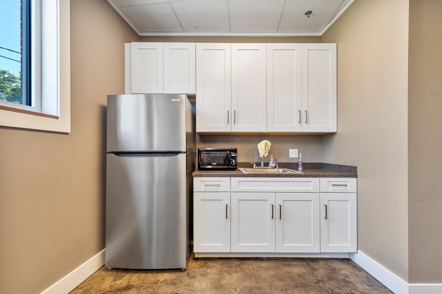 More Photos Of 1545 Hansford St, Charleston Light Distribution For Sale