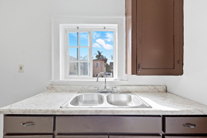 More Photos Of 522 W VERNON Ave, Los Angeles Daycare Center For Sale