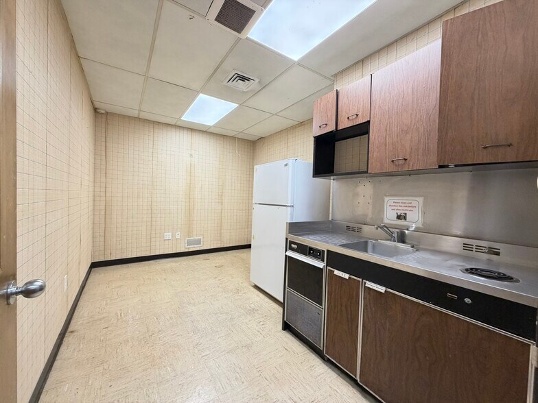 More Photos Of 86 Front St, Hempstead Storefront Retail Office For Sale