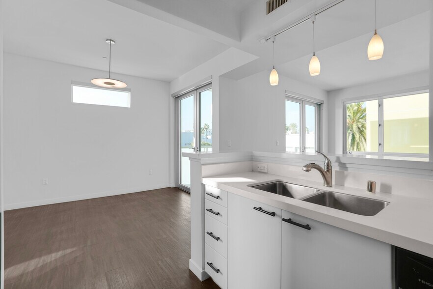 More Photos Of 525 Santa Monica Blvd, Santa Monica Apartments For Sale