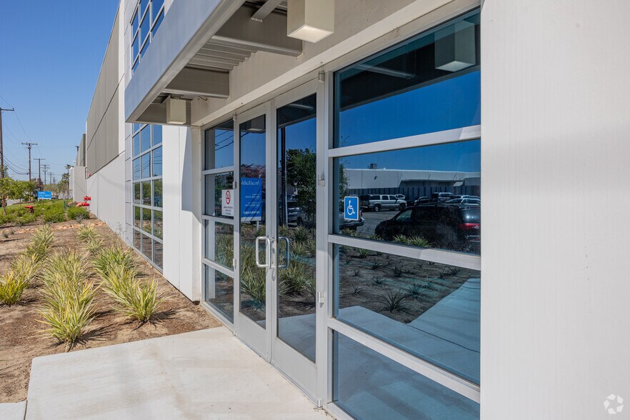 More Photos Of 12772 Monarch St, Garden Grove Warehouse For Lease