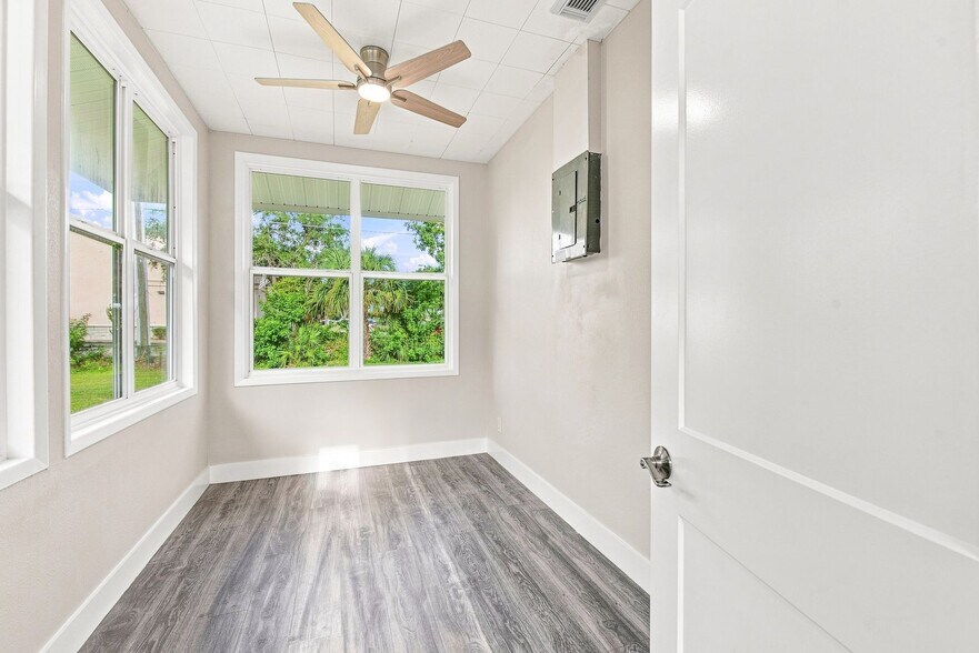 More Photos Of 112 E Martin Luther King Jr Dr, Tarpon Springs Office For Sale