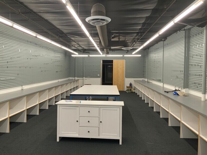 More Photos Of 16641 Roscoe Pl, North Hills Warehouse For Lease