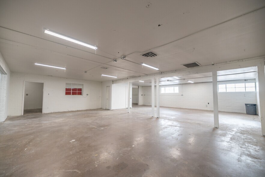 More Photos Of 2423 W Campbell Ave, Phoenix Warehouse For Lease
