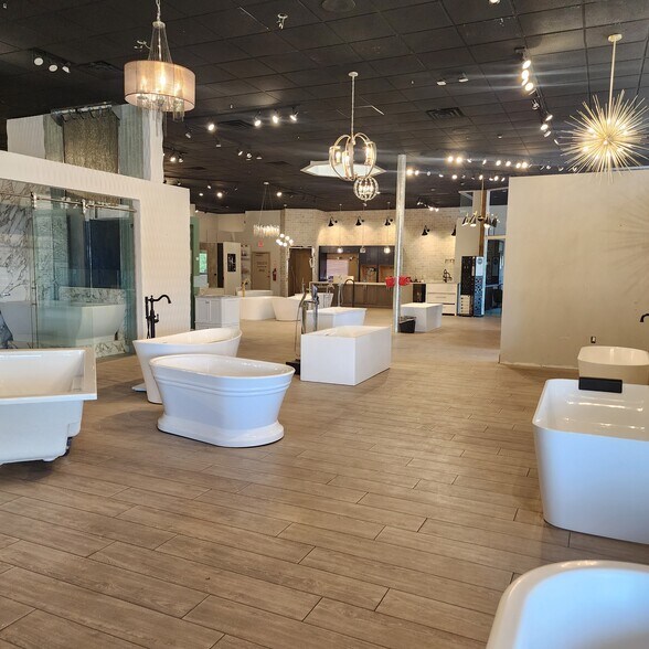 More Photos Of 15250 N Hayden Rd, Scottsdale Showroom For Sale