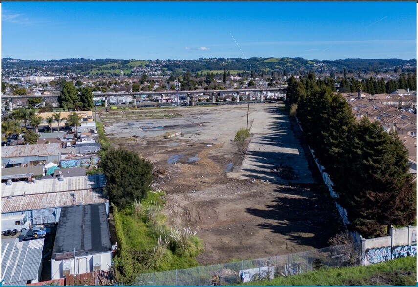 More Photos Of 10901 Russet St, Oakland Land For Sale