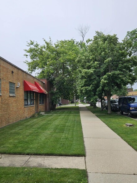 Primary Photo Of 8107 Ridgeway Ave, Skokie Warehouse For Sale