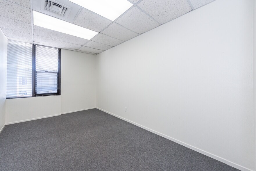 More Photos Of 711 W 17th St, Costa Mesa Flex For Sale