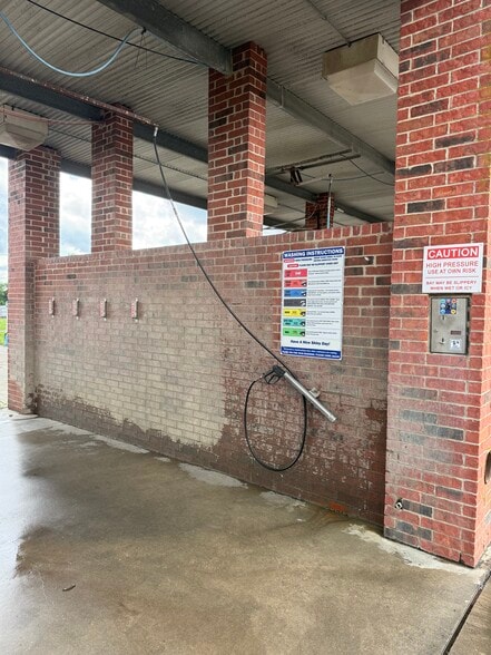 More Photos Of 931 E Dallas Ave, Cooper Self Storage For Sale