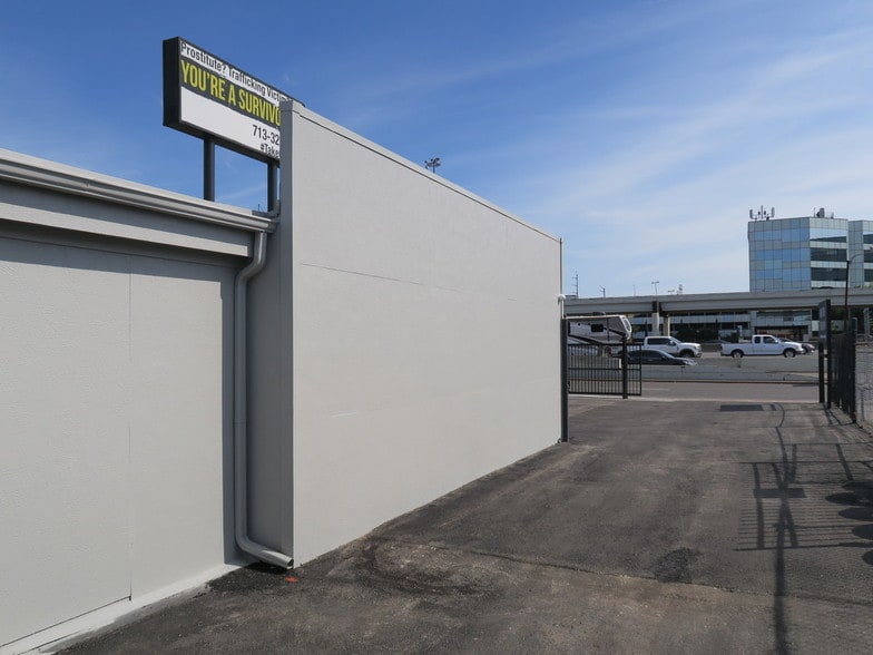More Photos Of 5818 Southwest Fwy, Houston Showroom For Lease