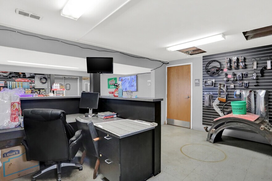 More Photos Of 1116 W County Road 450 N, Brazil Truck Terminal For Lease