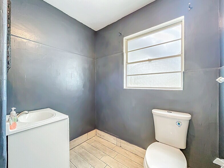 More Photos Of 301 N US Highway 41, Ruskin Office Residential For Lease