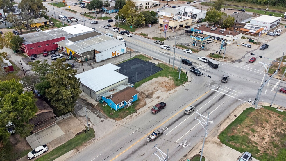 More Photos Of 107 N Danville St, Willis Showroom For Lease