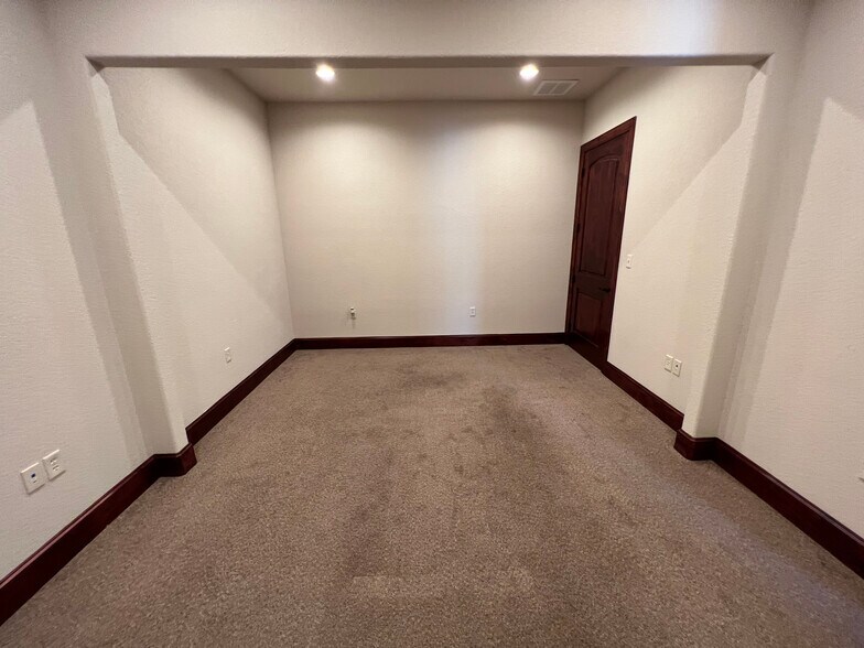 More Photos Of 2131 E Kirkwood Blvd, Southlake Office For Lease