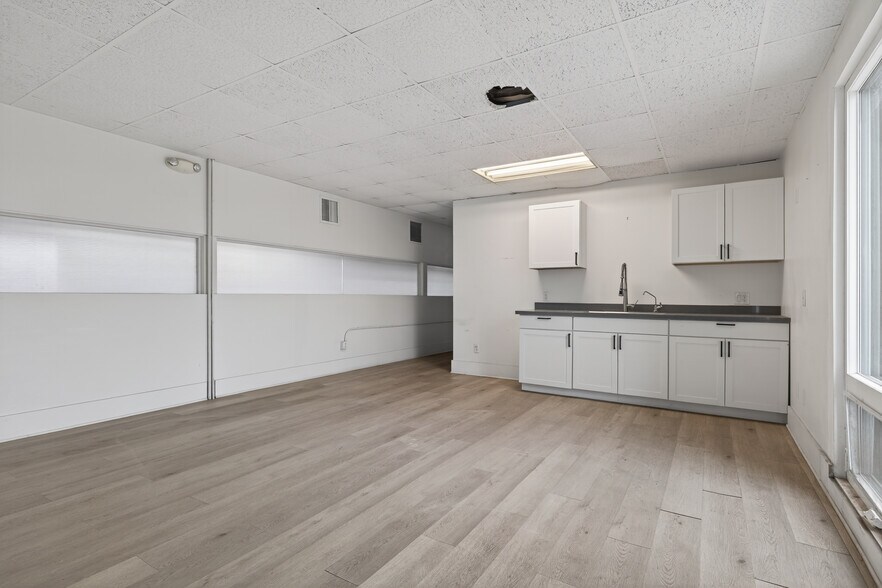 More Photos Of 1895 E Main St, Ventura General Retail For Sale