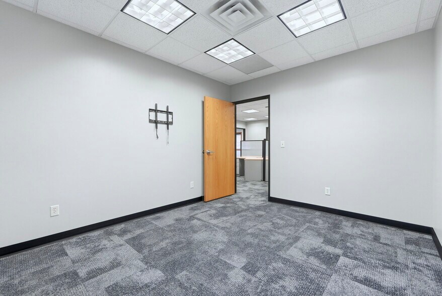 More Photos Of 2150 N Pointe Dr, Warsaw Office For Lease