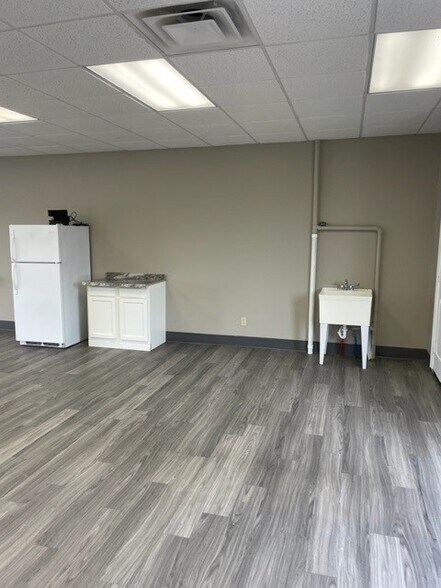 More Photos Of 2187 Lexington Rd, Richmond Storefront For Lease